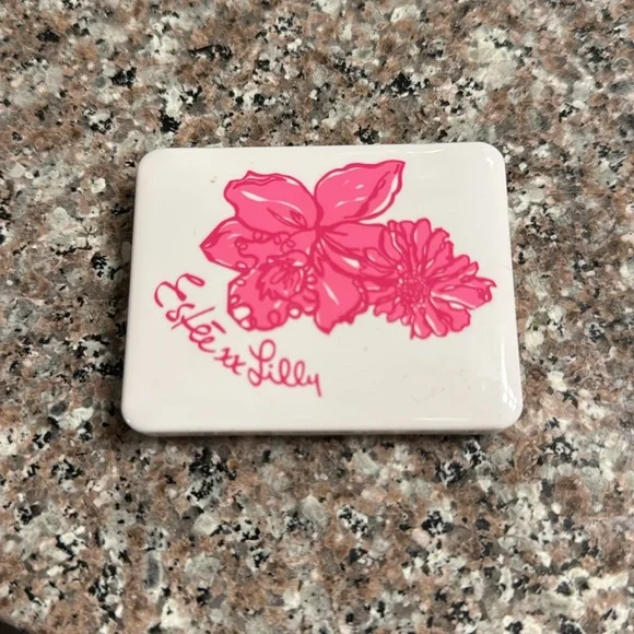 Brand new eyeshadow palette Estée Lauder special edition! - Picture 2 of 2